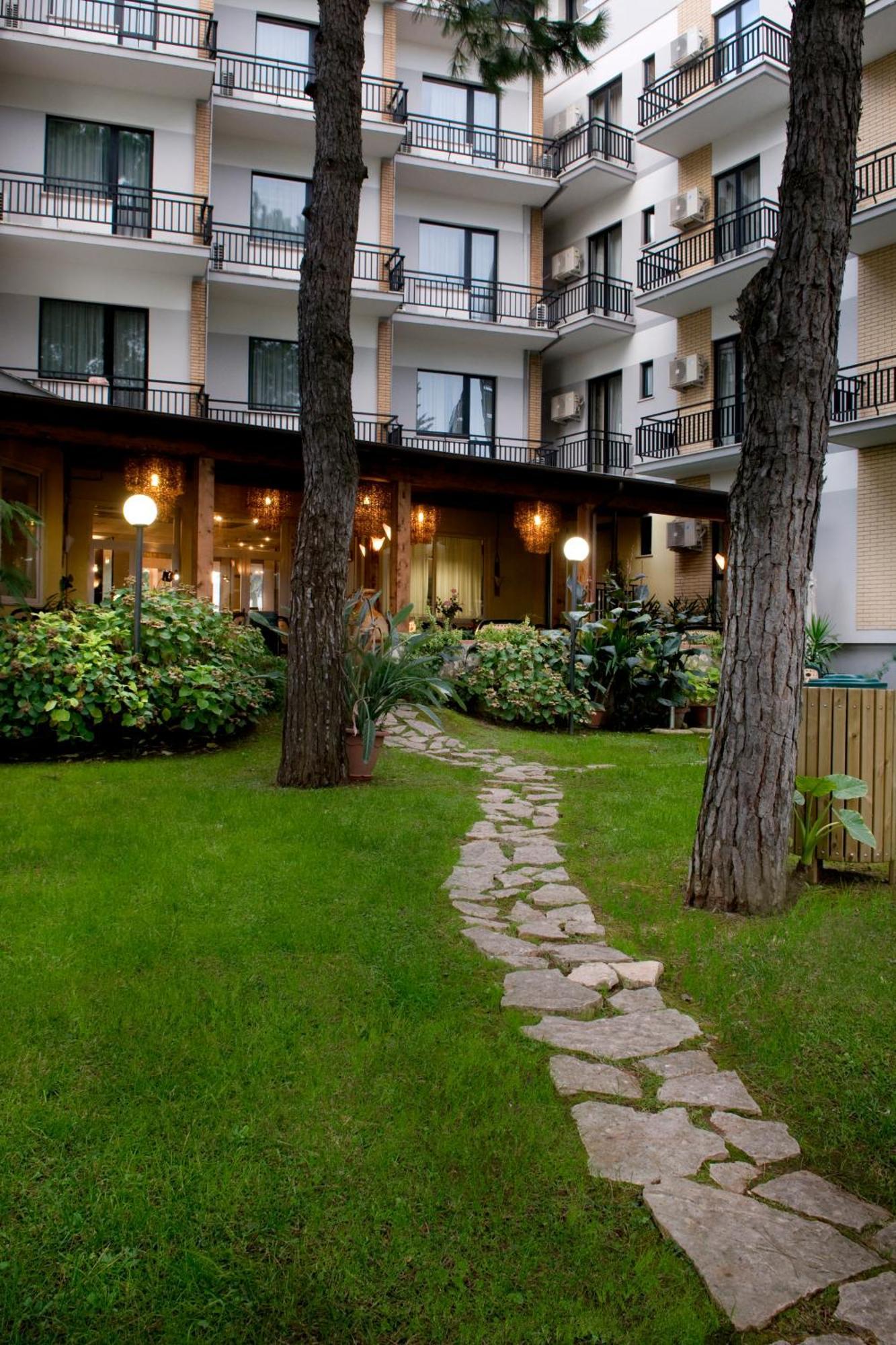 Park Hotel Latina Exterior photo