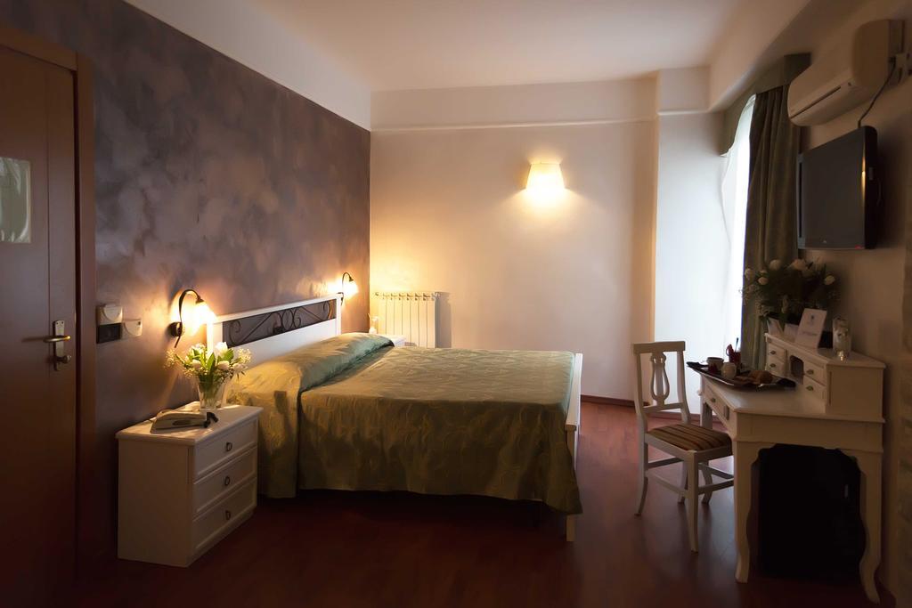 Park Hotel Latina Exterior photo