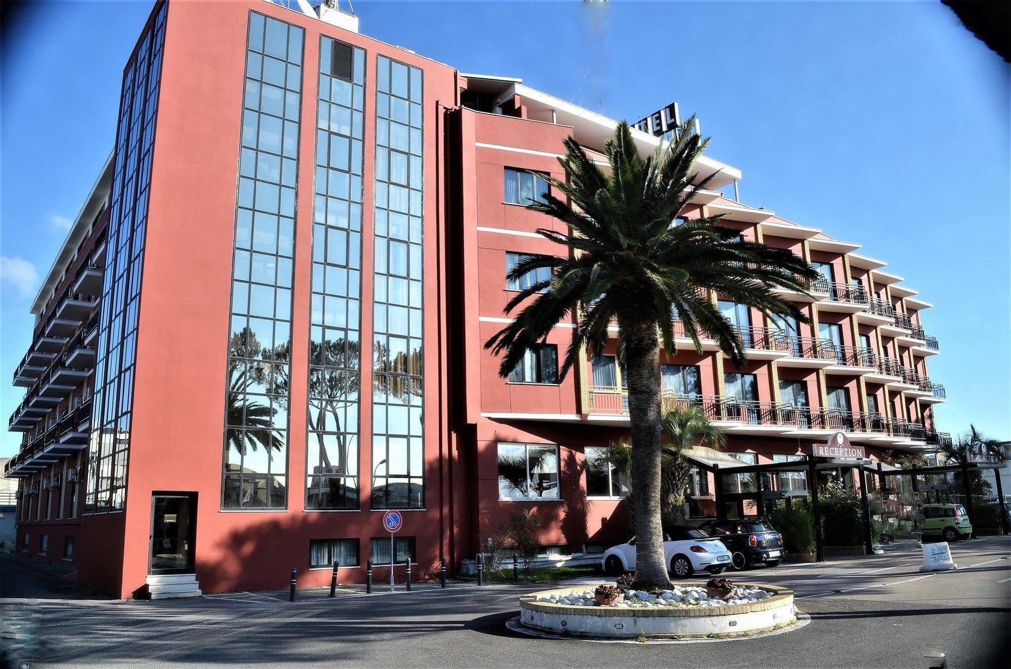 Park Hotel Latina Exterior photo