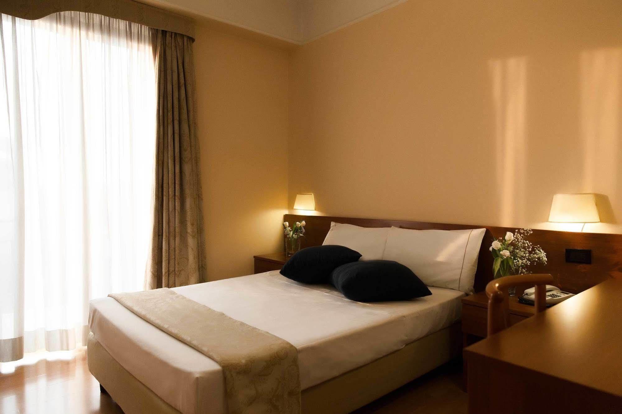 Park Hotel Latina Exterior photo